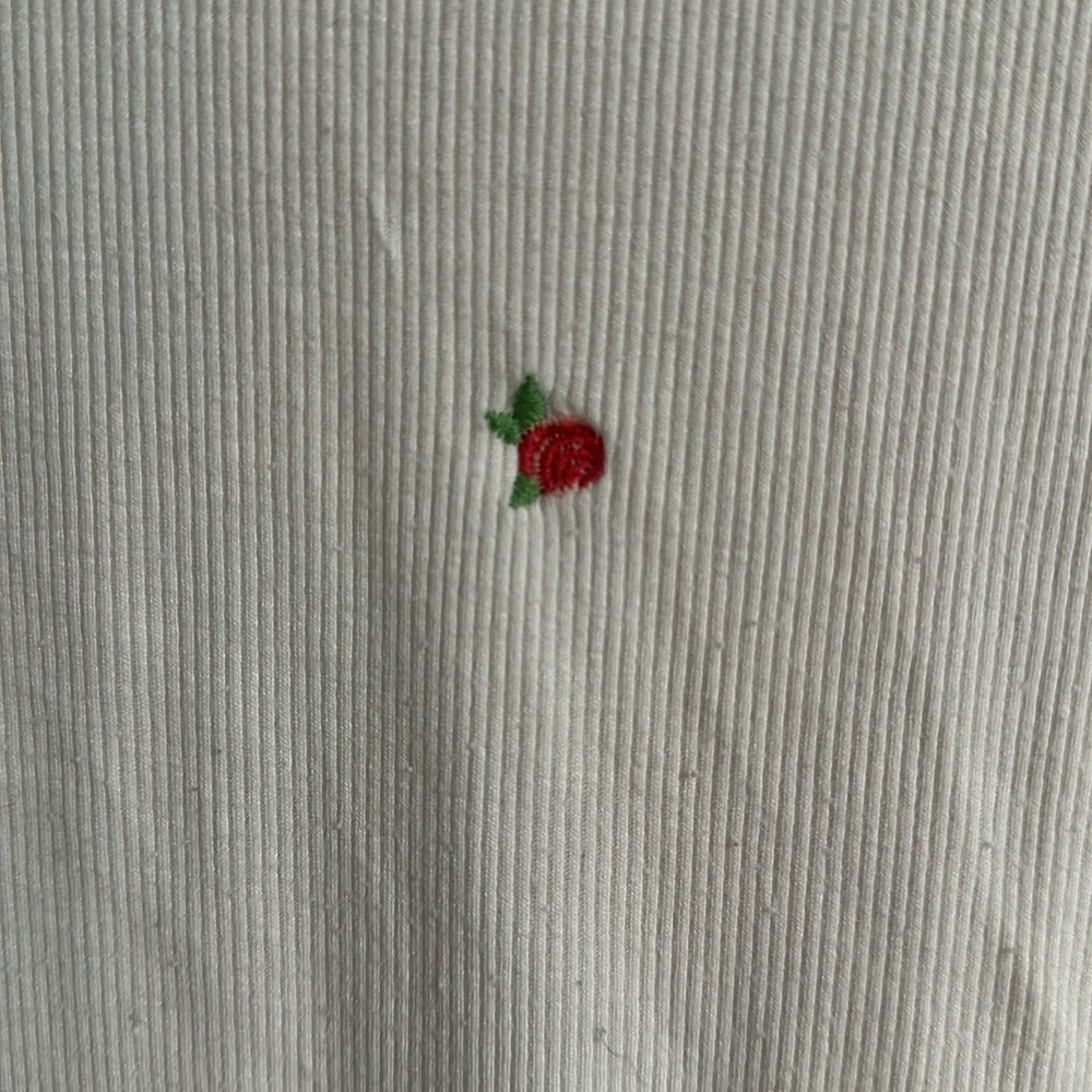 Wild Fable White with Roses Cropped Tee Size Medium - Picture 3 of 5